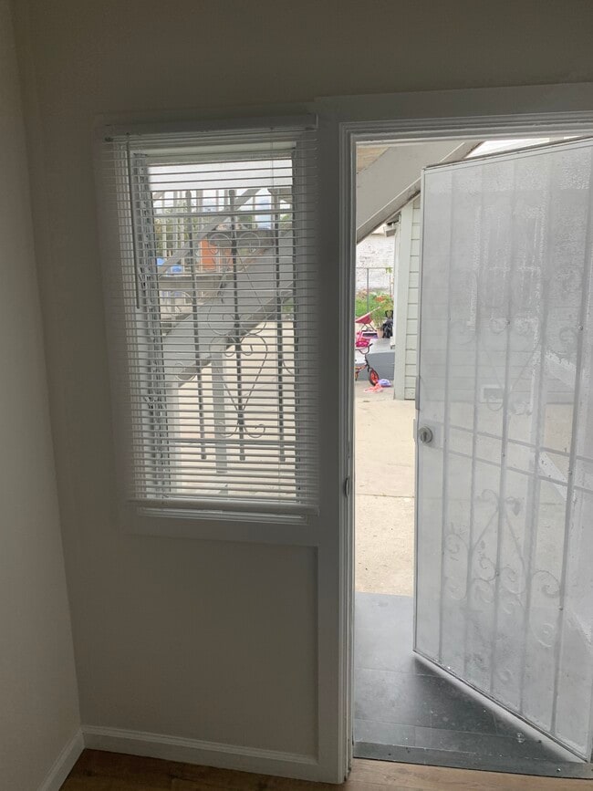 Building Photo - 137 E 31st St