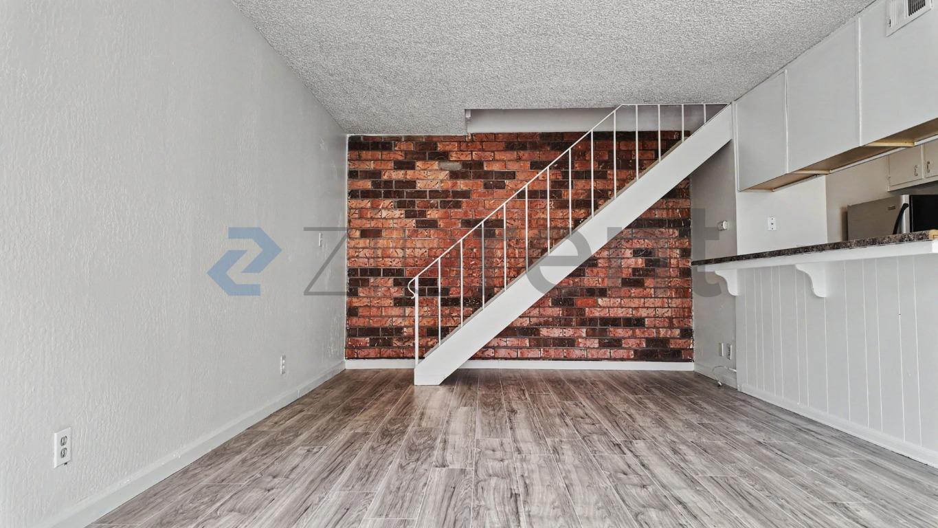 Building Photo - Unit 3