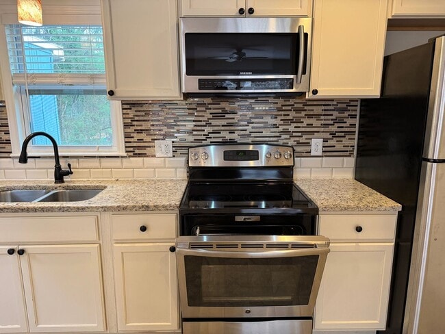 Building Photo - Black Mountain Gem Near Lake Tomahawk!