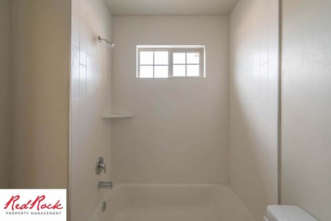 Building Photo - Beautiful Townhome in Hurricane Heights!