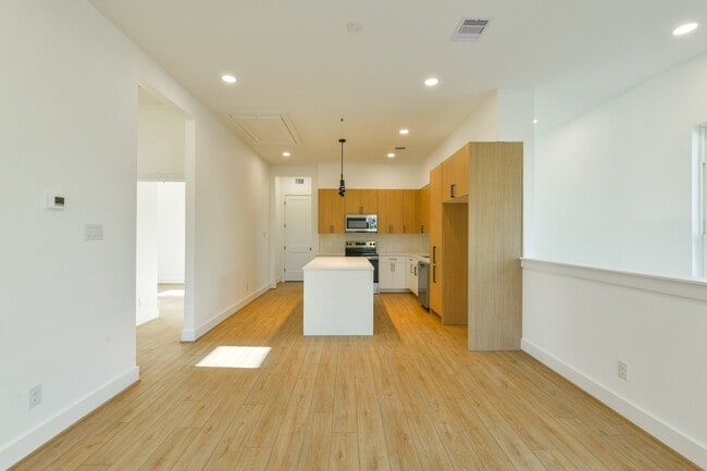 Building Photo - 162 Wallace St