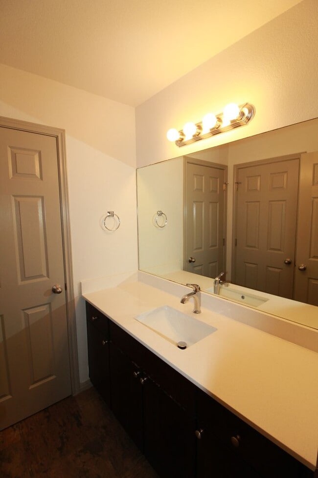 Building Photo - 4Bed/2Bath House w/ detached 2 car garage