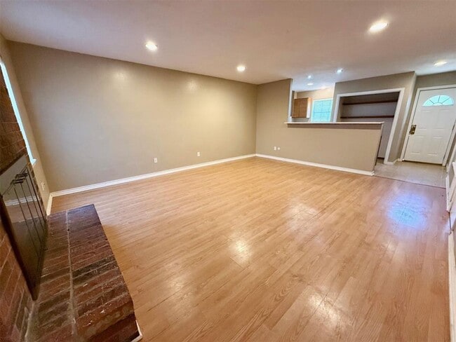 Building Photo - Cute & Close to OU