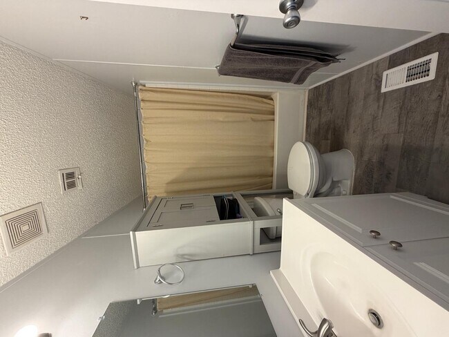 Building Photo - 142 Maryvale Dr