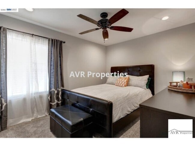 Building Photo - Solar panel, gorgeous, single family home