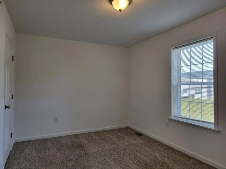 Building Photo - 126 Robert Cir