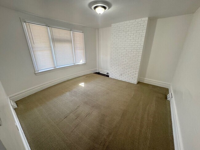 Building Photo - Spacious 4-Bed 2-Bath House!!