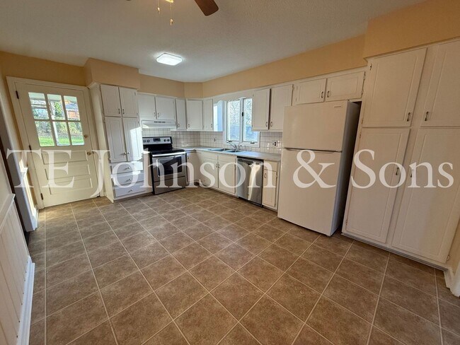 Building Photo - Spacious 4BR Home with Finished Basement, Screened Porch & Garage in Winston-Salem