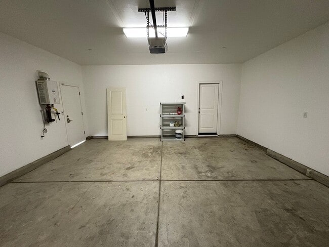 Building Photo - Tulare Home coming soon!