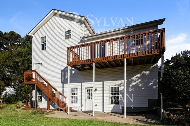 Building Photo - Spacious 5 bedroom home awaits you!
