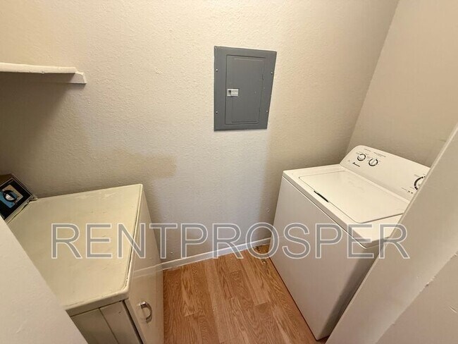 Building Photo - 5501 Rosebriar Way