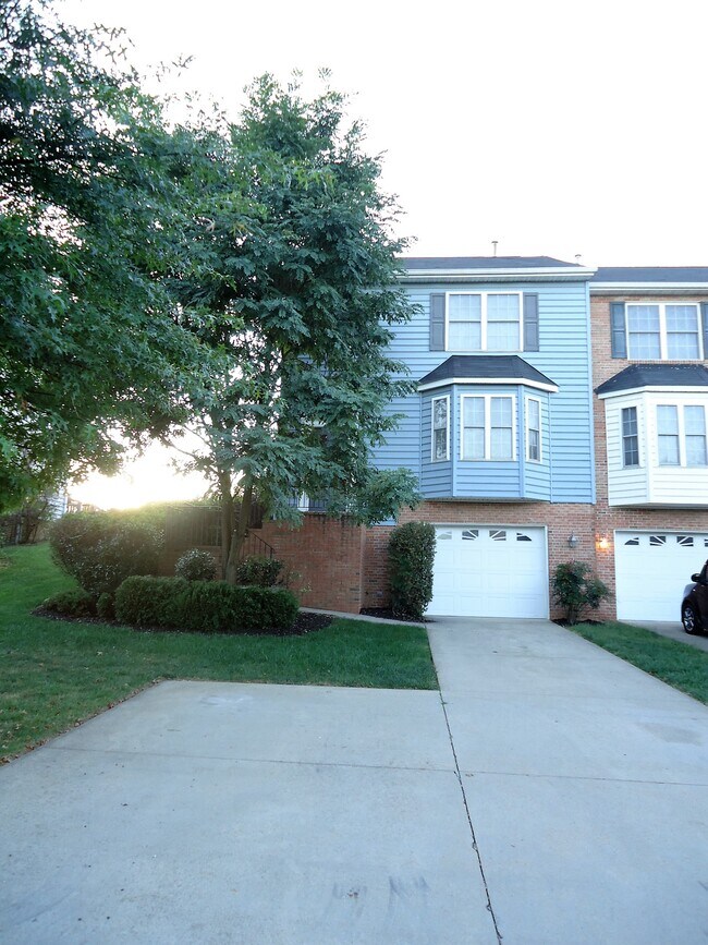 Building Photo - 2051 Stoneleigh Dr