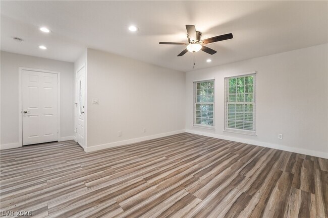 Building Photo - 3949 S Torrey Pines Dr