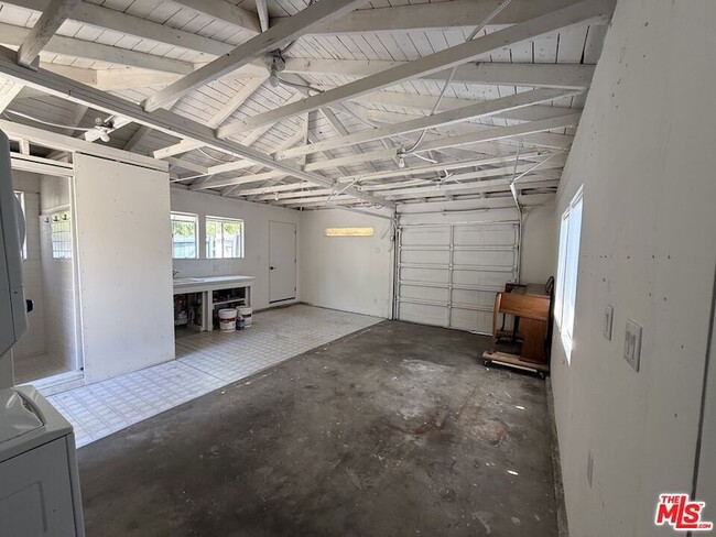 Building Photo - 802 Superba Ave