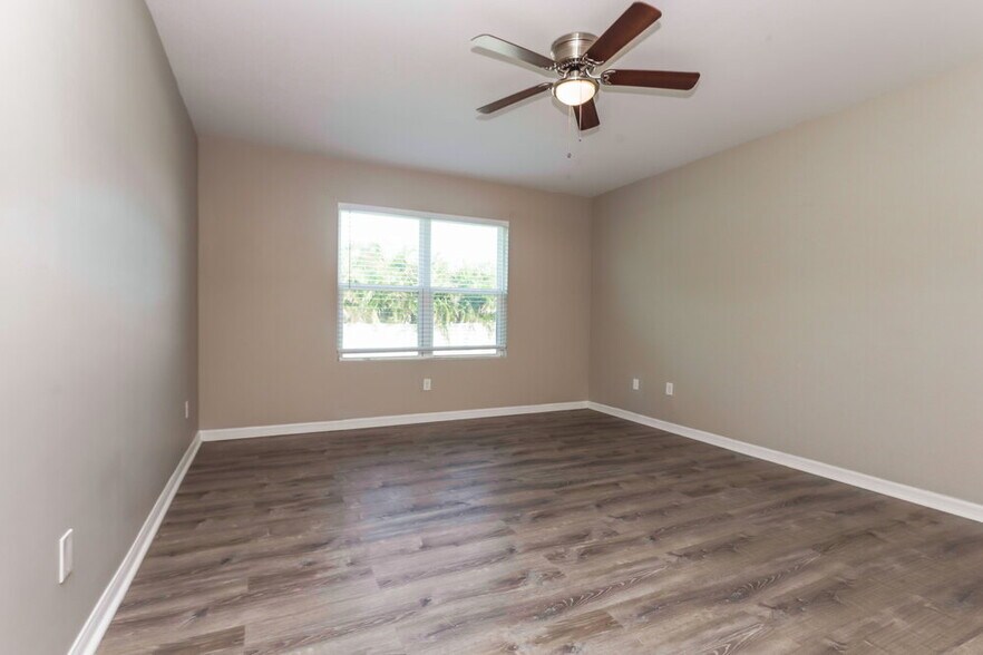 Building Photo - 2564 Surfside Blvd