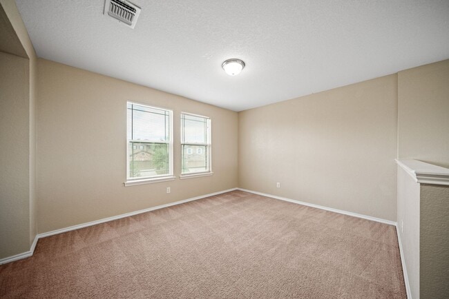 Building Photo - 4 Bedroom/2.5 Bath Mustang Valley Subdivision