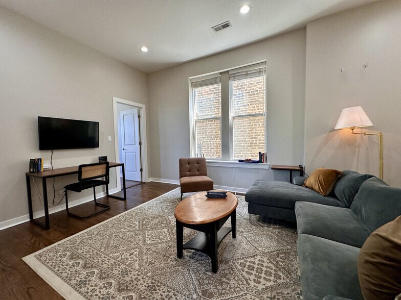 Building Photo - 736 N Throop St