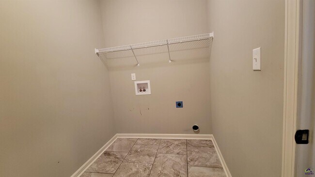 Building Photo - 106 Hay Bale Wy