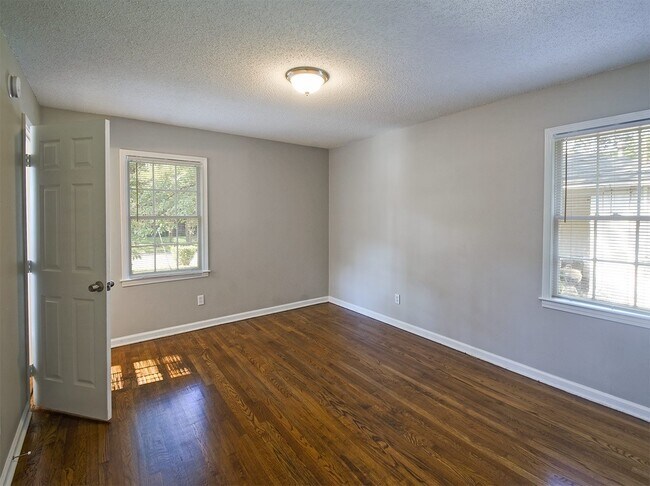 Building Photo - Charming home in north Memphis