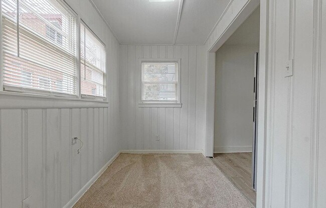 Building Photo - 4 bedroom, 2 bathroom near the University ...