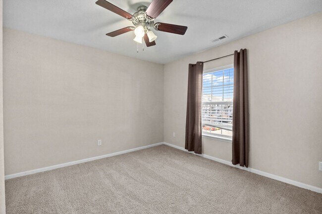 Building Photo - Beautiful Townhome for Rent in Virginia Beach With Free Internet!