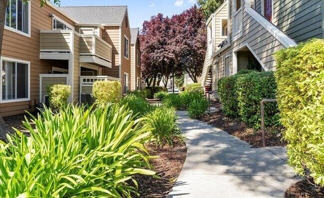 Building Photo - 120 Reflections Dr