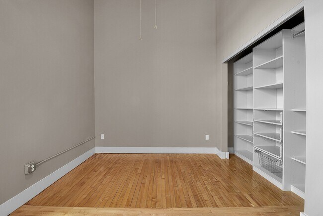 Building Photo - Cozy-Mod New-School Loft