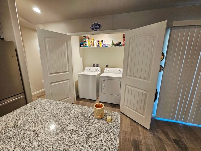 Building Photo - Open & Airy 3 Bedroom/2 Bath Home with Refrigerated Air