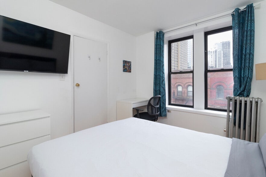 Building Photo - 248 E 91st St