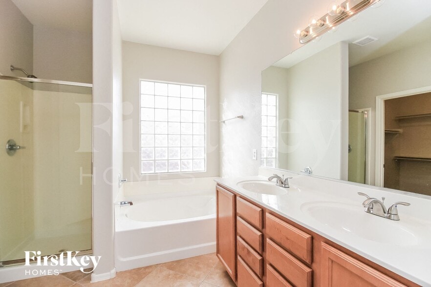 Building Photo - 1252 W Vineyard Plains Dr