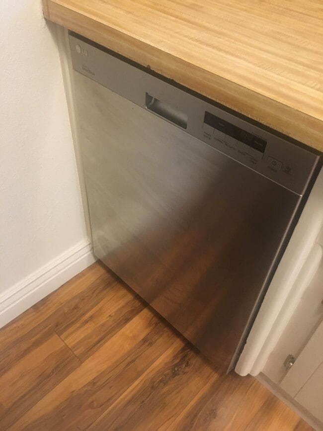 Building Photo - Chico 2 bed, one bath Duplex Private court...