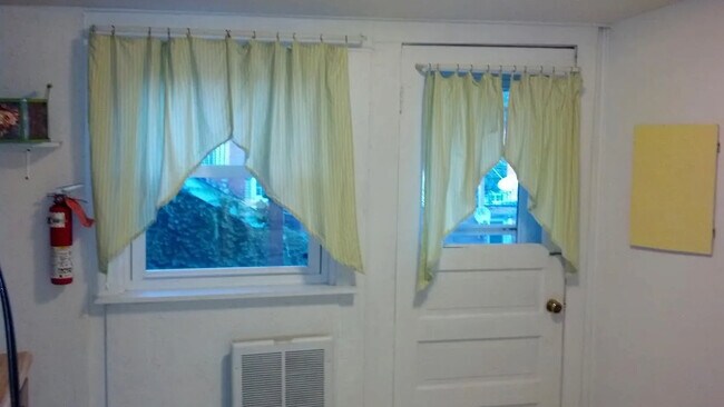 Building Photo - 105-4 E Main St