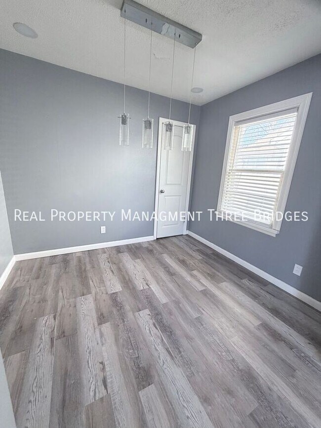 Building Photo - 35 S Barat Ave