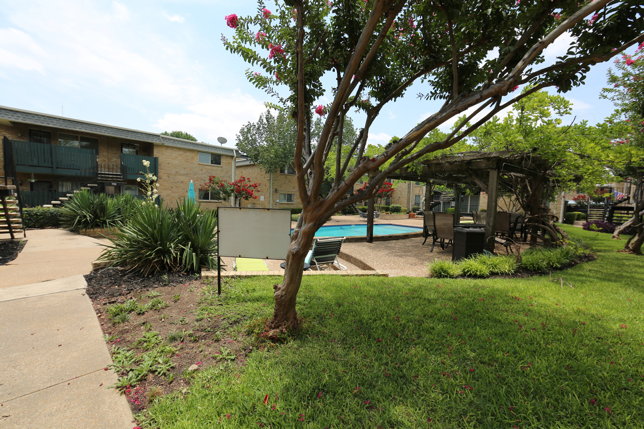 Building Photo - 7727 Meadow Park Dr