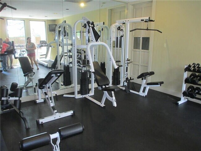 Building Photo - 8888 Tallwood Dr