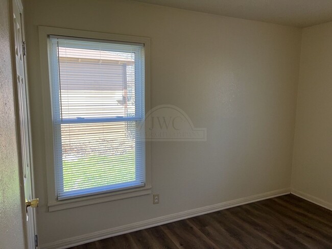 Building Photo - ***1st and 2nd Month: 2-weeks Free Rent***...