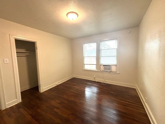 Building Photo - 4 Bedroom in Hyde Park!  Prelease for Augu...