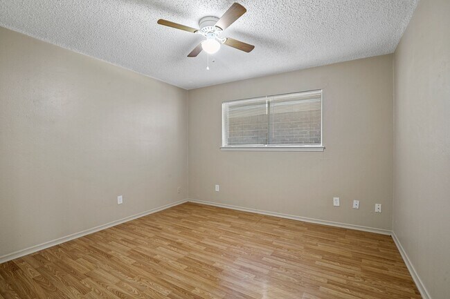 Building Photo - 2429 Lakeview Cir