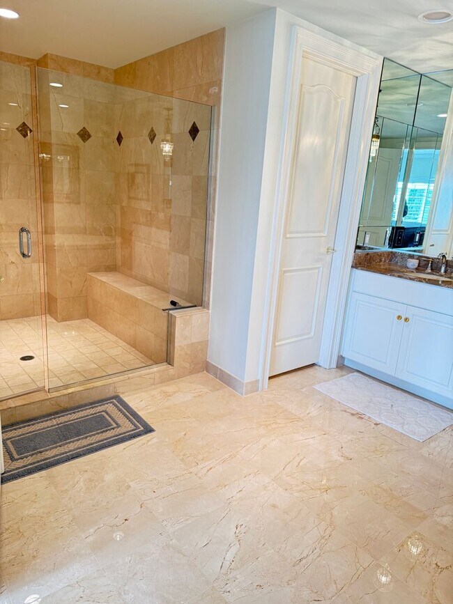 Building Photo - Seasonal/short term 3/2 renovated Ritz Carlton beauty with long water views