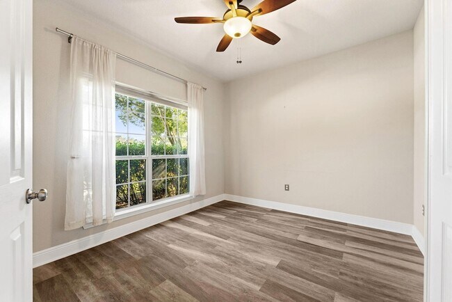 Building Photo - 554 Camellia Ct