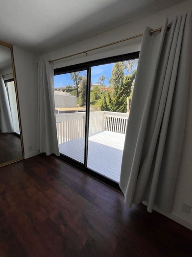 Building Photo - 3 bed 1.5 bath 2 story condo in Park Place...