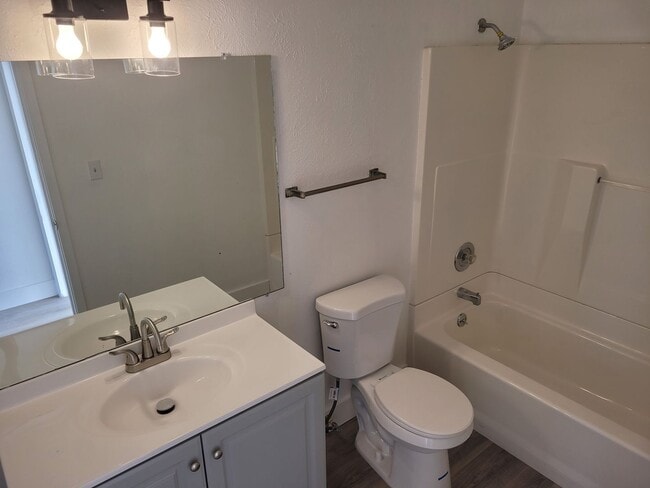 Building Photo - FOR RENT!!! CUTE AND COZY 1 BEDROOM 1 BATHROOM CONDO.- ON THE WATER...