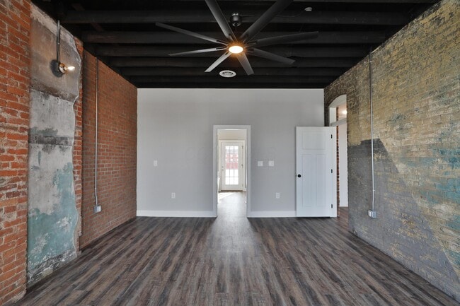 Building Photo - 370 S Washington Ave