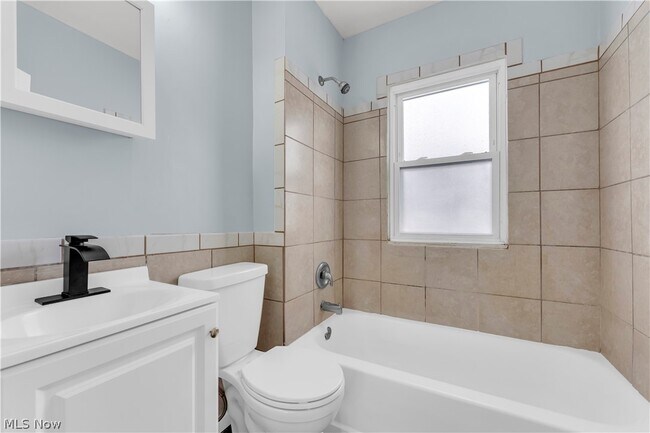 Building Photo - 10302 Parkview Ave