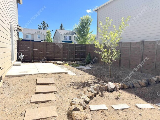 Building Photo - 3 BR pet-friendly home with fenced yard