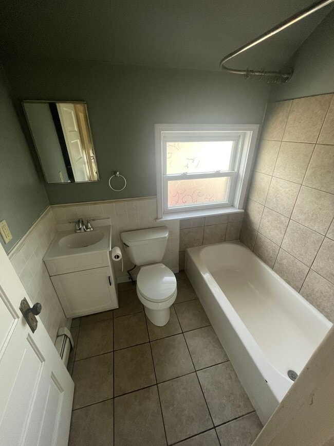 Building Photo - AVAILABLE NOW! - Gorgeous 3 Bedroom 1 Bath...