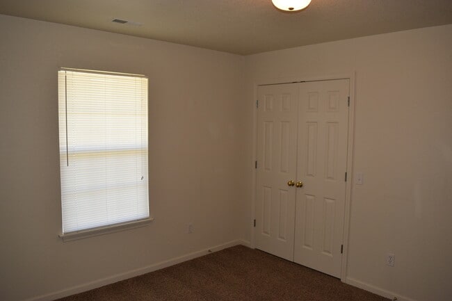 Building Photo - Beautiful 2 Bedroom, 2 Bathroom Duplex with a Garage!