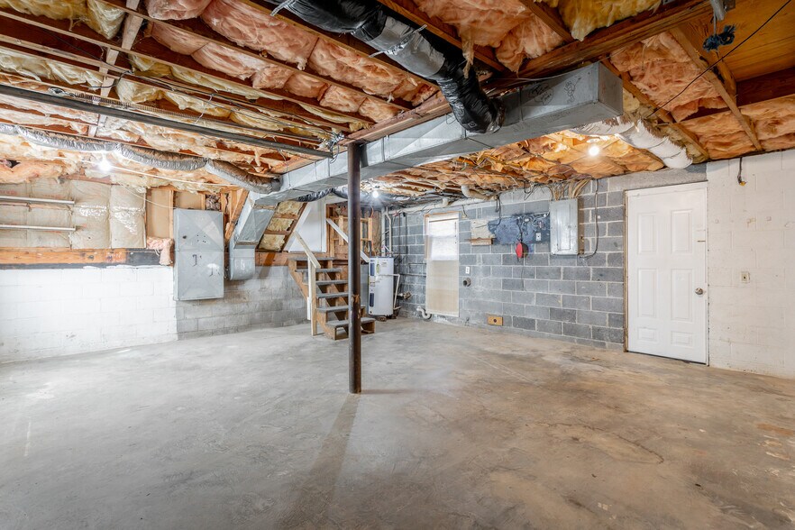 Building Photo - 1613 N Chester Rd