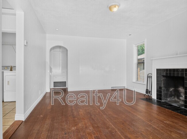 Building Photo - 380 400 S