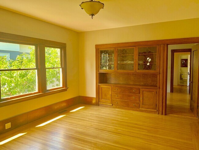 Building Photo - Advent- Low Deposit Rockridge Home W/ Beau...